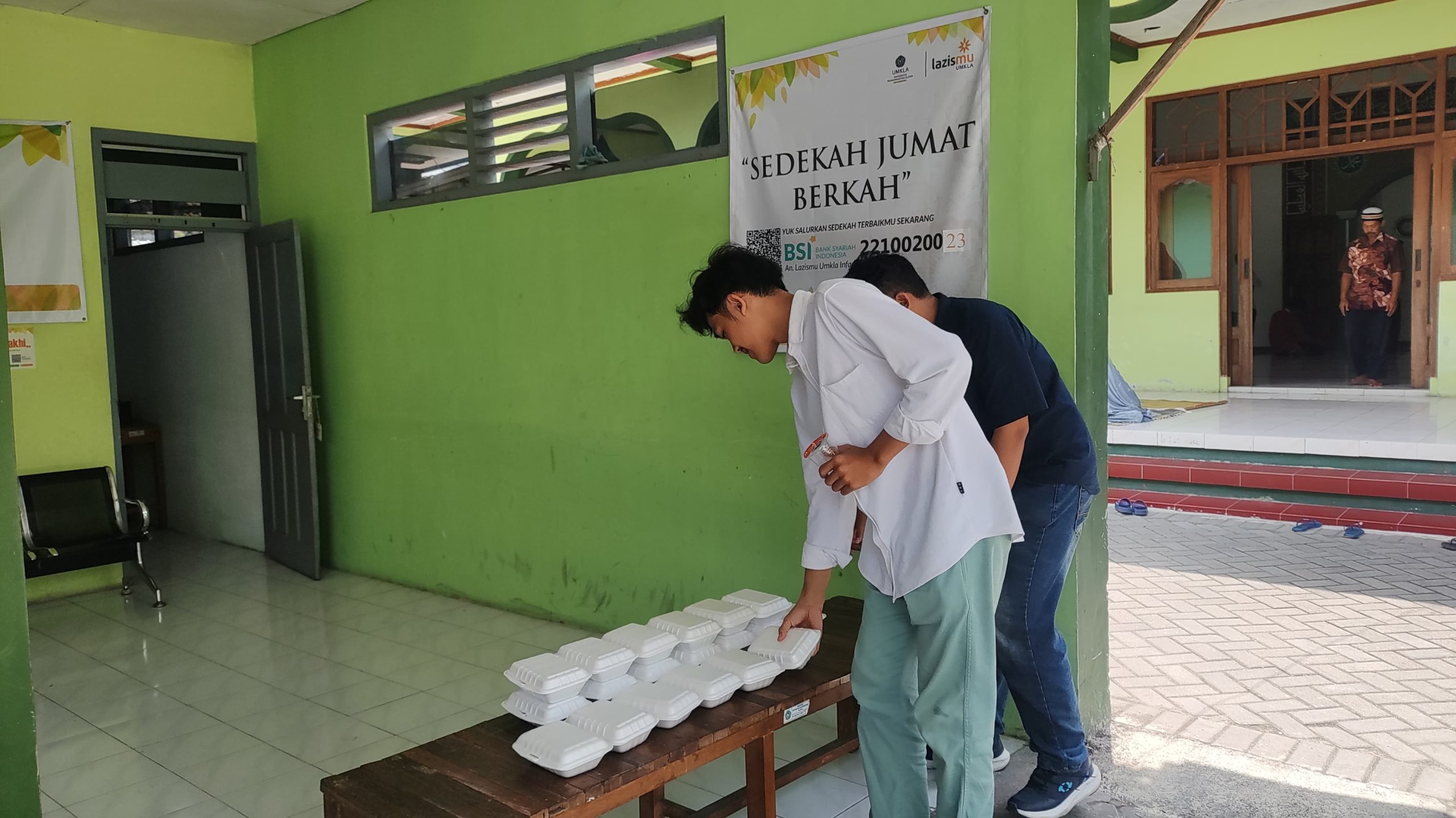 AKHIR BULAN OKTOBER JUM’AT BERKAH LAZISMU UMKLA BERSAMA DOSEN DAN KARYAWAN UMKLA
